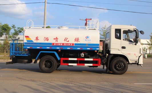 東風(fēng)專底消防灑水車(chē)高清圖片 東風(fēng)專底消防灑水車(chē)高清圖片