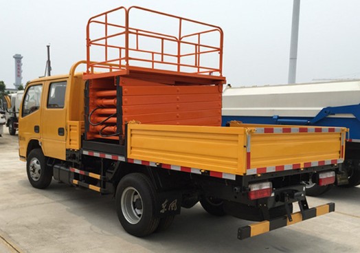 剪叉式高空作業(yè)車圖片 剪叉式高空作業(yè)車圖片
